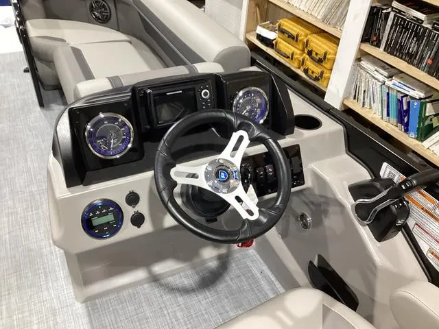 Slide: The Image of Premier 220 Sunscape RF 2025 - 16