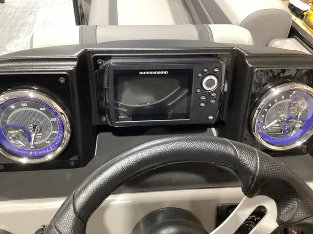 Slide: The Image of Premier 220 Sunscape RF 2025 - 17