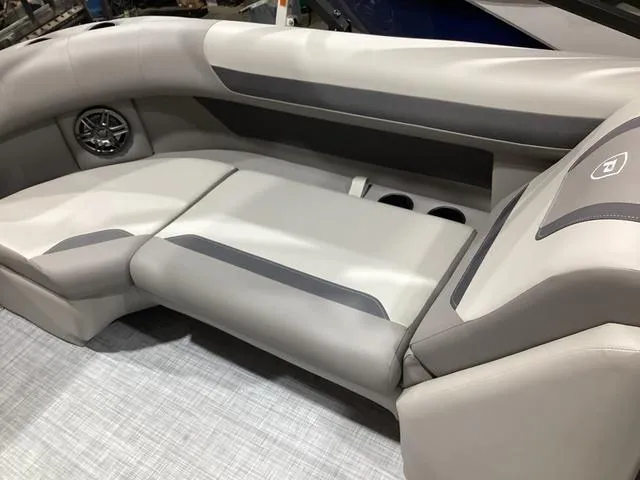 Slide: The Image of Premier 220 Sunscape RF 2025 - 18