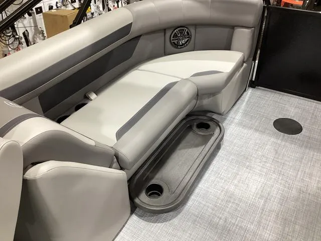 Slide: The Image of Premier 220 Sunscape RF 2025 - 19