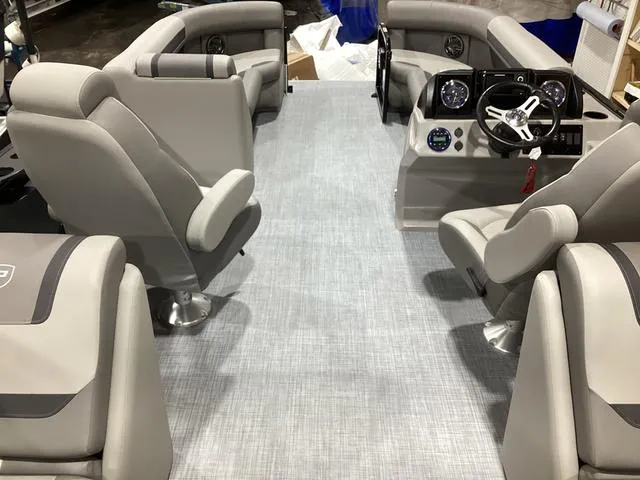 Slide: The Image of Premier 220 Sunscape RF 2025 - 20