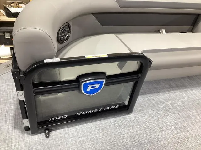 Slide: The Image of Premier 220 Sunscape RF 2025 - 21