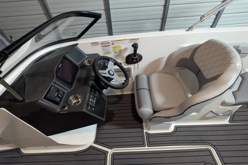 Slide: The Image of Bayliner VR6 Bowrider OB 2023 - 10