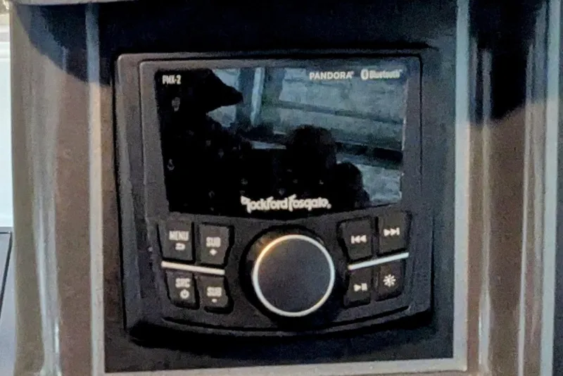 Slide: The Image of Bayliner VR6 Bowrider OB 2023 - 12