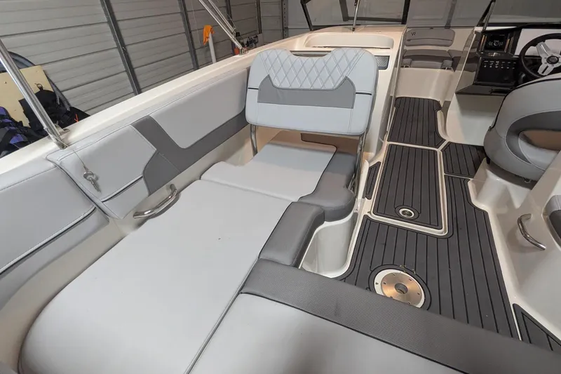 Slide: The Image of Bayliner VR6 Bowrider OB 2023 - 16