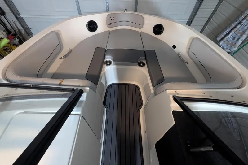 Slide: The Image of Bayliner VR6 Bowrider OB 2023 - 17