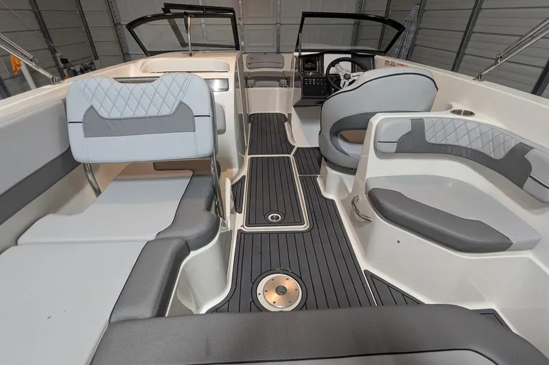 Slide: The Image of Bayliner VR6 Bowrider OB 2023 - 18