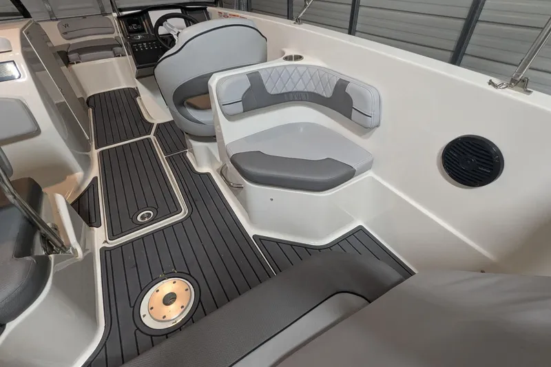 Slide: The Image of Bayliner VR6 Bowrider OB 2023 - 19