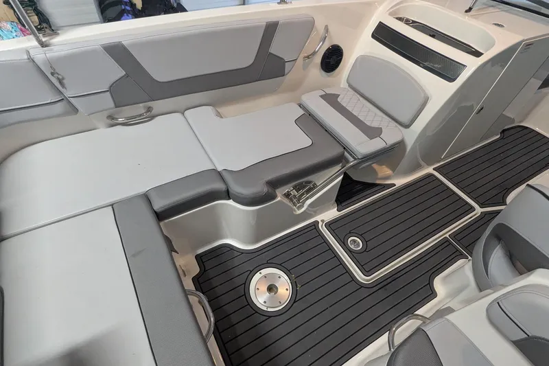 Slide: The Image of Bayliner VR6 Bowrider OB 2023 - 21