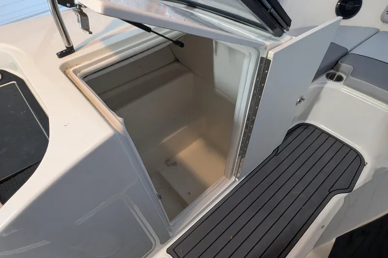 Slide: The Image of Bayliner VR6 Bowrider OB 2023 - 23