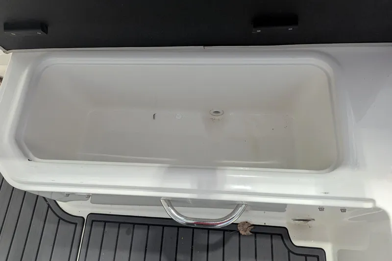 Slide: The Image of Bayliner VR6 Bowrider OB 2023 - 30