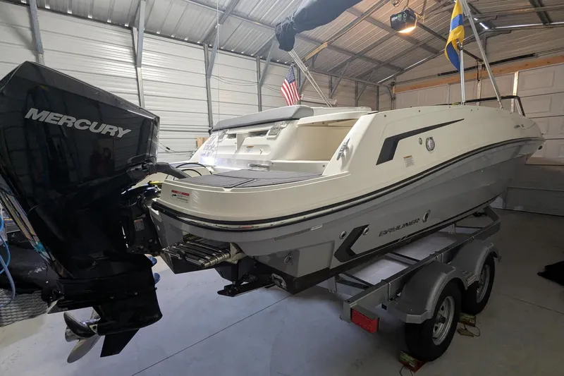 Slide: The Image of Bayliner VR6 Bowrider OB 2023 - 5