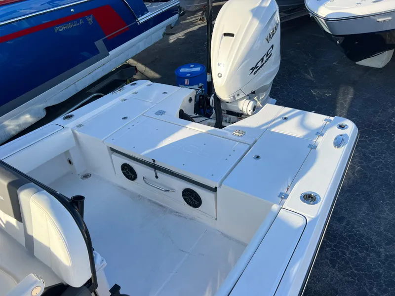 Slide: The Image of 2025 Robalo 266 Cayman SD boat deck with Yamaha outboard motor. - 15