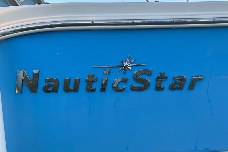 Slide: The Image of NauticStar 2000 XSDC 2015 boat logo on blue hull. - 19