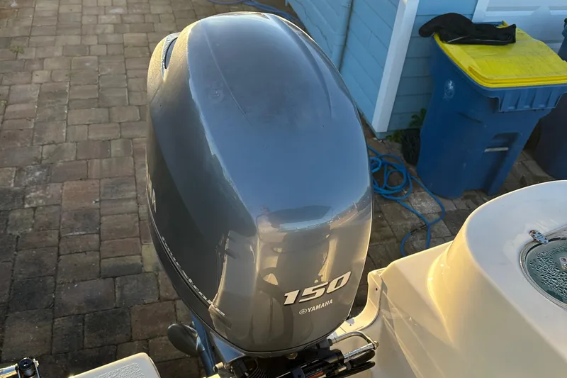 Slide: The Image of Yamaha 150 outboard motor on 2015 NauticStar 2000 XSDC, parked on brick driveway. - 31