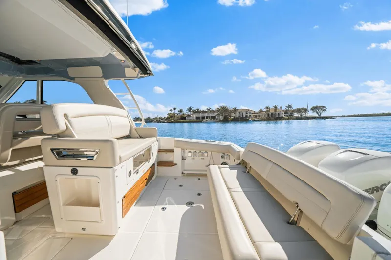 Slide: The Image of Boston Whaler 380 Realm 2021 - 37