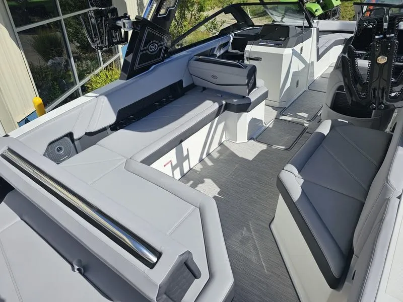 Slide: The Image of Cobalt R8 Surf 2025 - 12