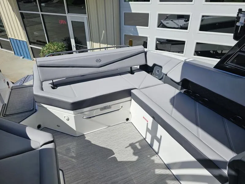 Slide: The Image of Cobalt R8 Surf 2025 - 13