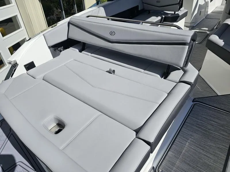 Slide: The Image of Cobalt R8 Surf 2025 - 15