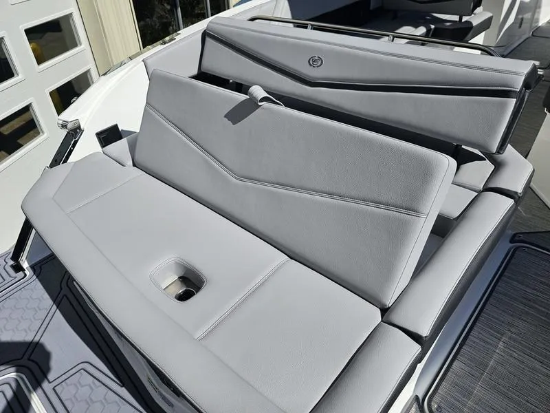 Slide: The Image of Cobalt R8 Surf 2025 - 16