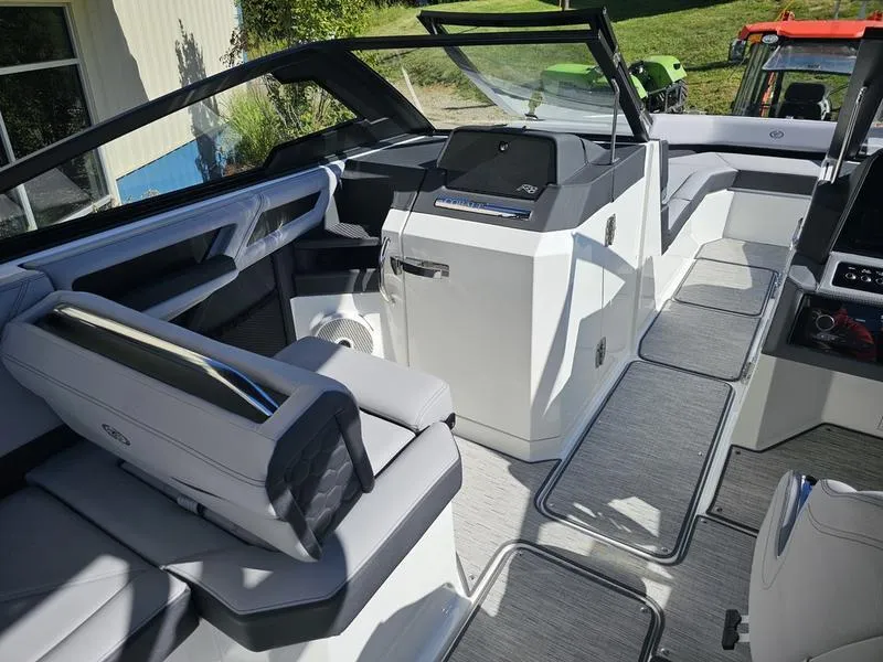 Slide: The Image of Cobalt R8 Surf 2025 - 17