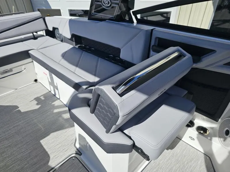 Slide: The Image of Cobalt R8 Surf 2025 - 18