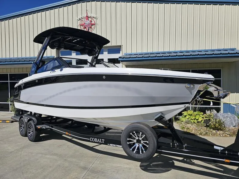 Slide: The Image of Cobalt R8 Surf 2025 - 2