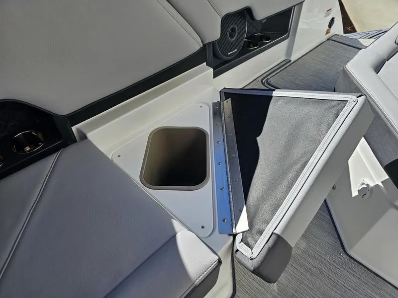 Slide: The Image of Cobalt R8 Surf 2025 - 26