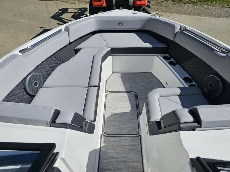 Slide: The Image of Cobalt R8 Surf 2025 - 28