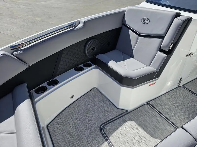 Slide: The Image of Cobalt R8 Surf 2025 - 31