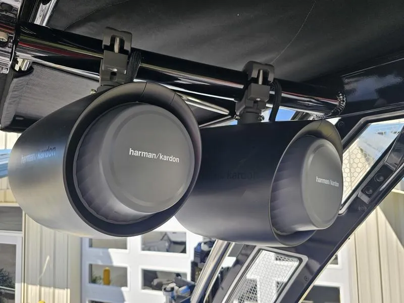 Slide: The Image of Cobalt R8 Surf 2025 - 33