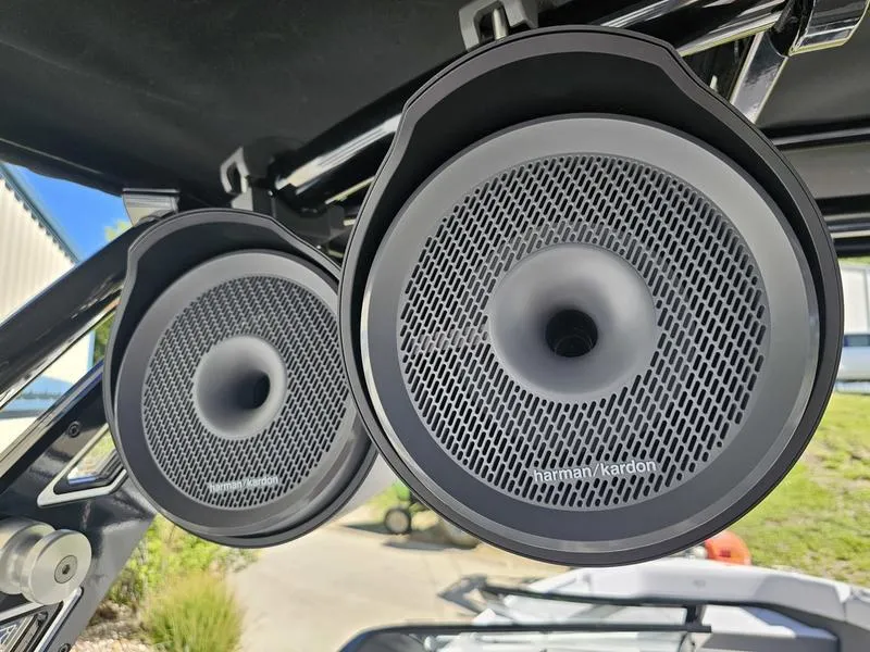 Slide: The Image of Cobalt R8 Surf 2025 - 34