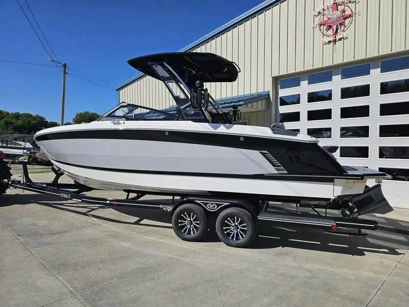 Slide: The Image of Cobalt R8 Surf 2025 - 9