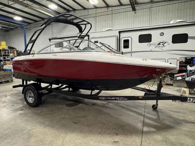 Slide: The Image of Regal 1900 ES 2020 - 11