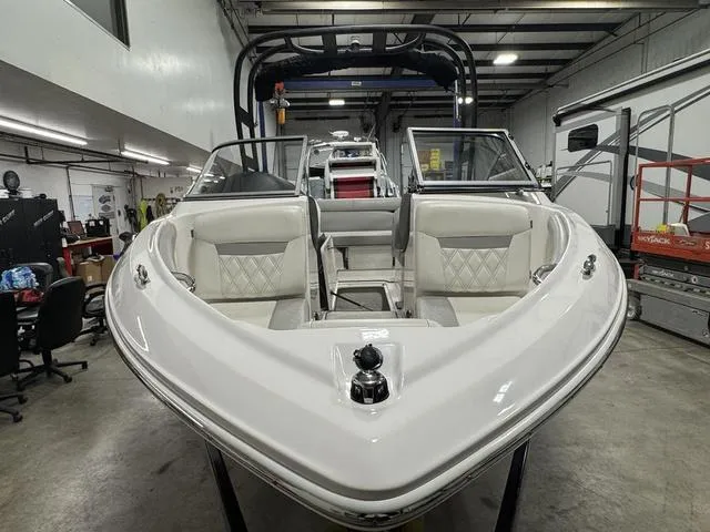 Slide: The Image of Regal 1900 ES 2020 - 4