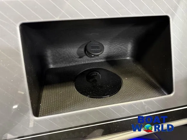 Slide: The Image of Tahoe Cascade 2385 Quad Lounge & Honda 4-Stroke EFI 2025 - 18