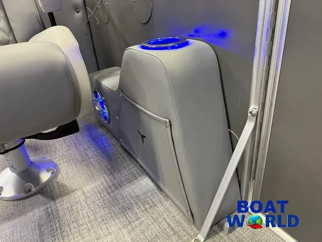 Slide: The Image of Tahoe Cascade 2385 Quad Lounge & Honda 4-Stroke EFI 2025 - 28