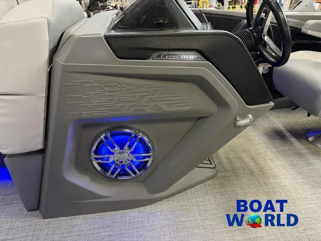 Slide: The Image of Tahoe Cascade 2385 Quad Lounge & Honda 4-Stroke EFI 2025 - 31