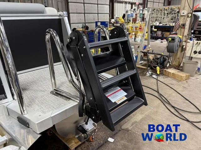 Slide: The Image of Tahoe Cascade 2385 Quad Lounge & Honda 4-Stroke EFI 2025 - 45