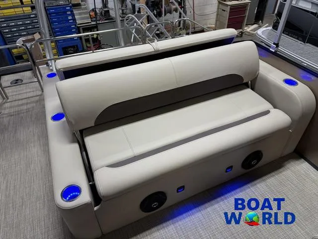 Slide: The Image of Bentley Pontoons Legacy 223 Swingback Tritoon & Honda 4-Stroke EFI 2025 - 20