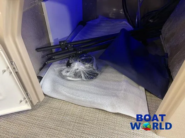 Slide: The Image of Bentley Pontoons Legacy 223 Swingback Tritoon & Honda 4-Stroke EFI 2025 - 33