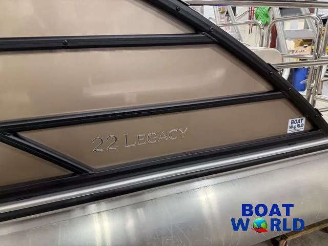 Slide: The Image of Bentley Pontoons Legacy 223 Swingback Tritoon & Honda 4-Stroke EFI 2025 - 45