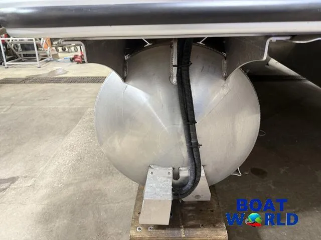 Slide: The Image of Bentley Pontoons Legacy 223 Swingback Tritoon & Honda 4-Stroke EFI 2025 - 46