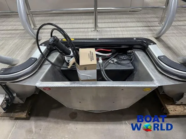 Slide: The Image of Bentley Pontoons Legacy 223 Swingback Tritoon & Honda 4-Stroke EFI 2025 - 47