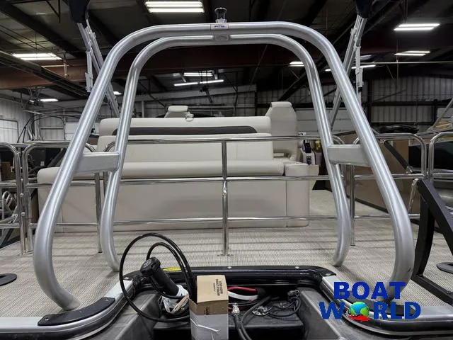 Slide: The Image of Bentley Pontoons Legacy 223 Swingback Tritoon & Honda 4-Stroke EFI 2025 - 48