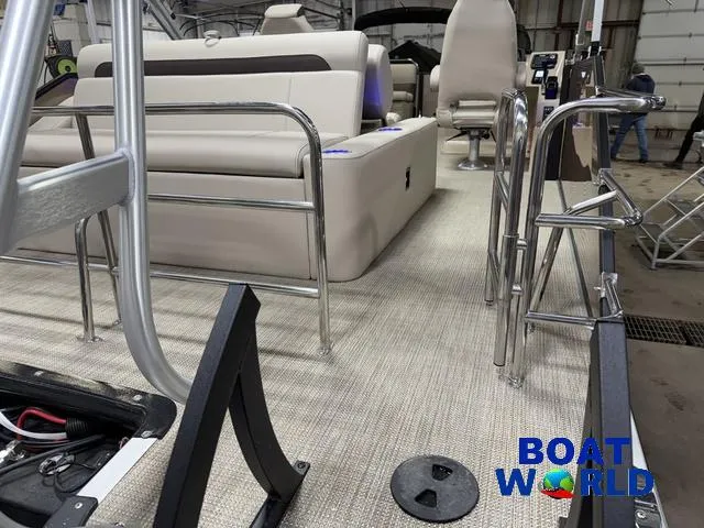 Slide: The Image of Bentley Pontoons Legacy 223 Swingback Tritoon & Honda 4-Stroke EFI 2025 - 55