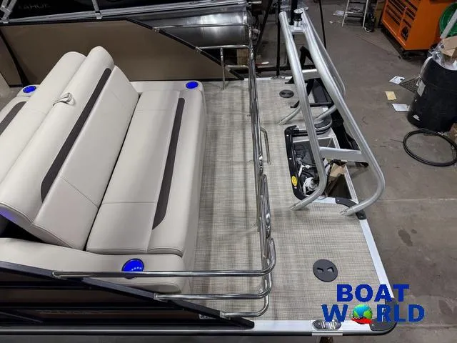 Slide: The Image of Bentley Pontoons Legacy 223 Swingback Tritoon & Honda 4-Stroke EFI 2025 - 6