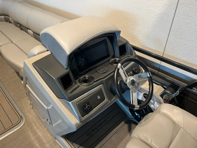 Slide: The Image of Regency 250 LE3 2024 - 3