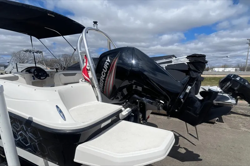 Slide: The Image of Bayliner 180EXL 2016 - 15