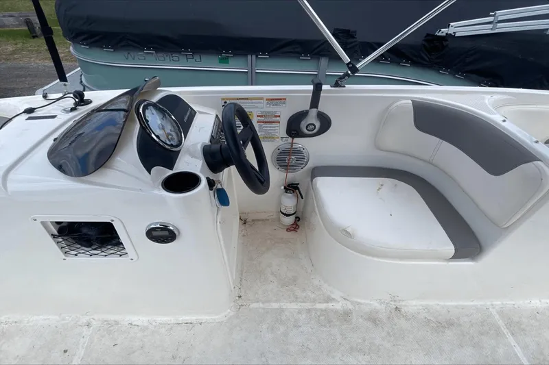 Slide: The Image of Bayliner 180EXL 2016 - 4